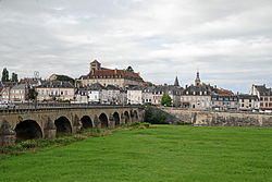 Decize sijaitsee Loiren varrella