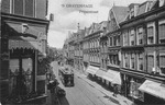 Motorwagen 8, in de afleveringskleur donkerblauw, rijdt in de Prinsestraat met een open aanhangwagen in de richting van de Grote Kerk, 1907.