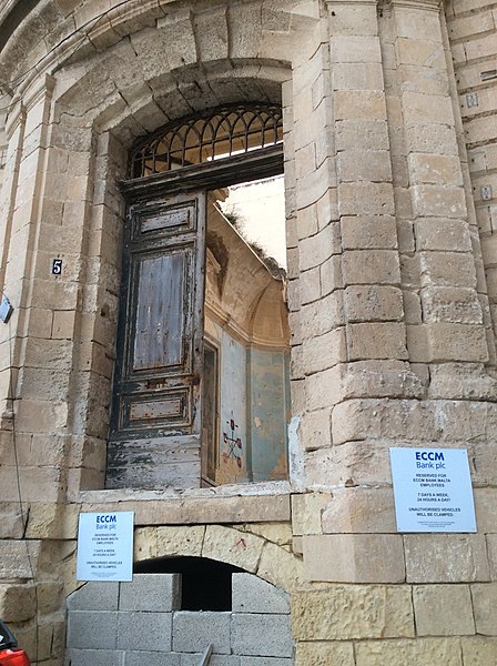 File:Destroyed and dilapidated Sliema 15.jpg