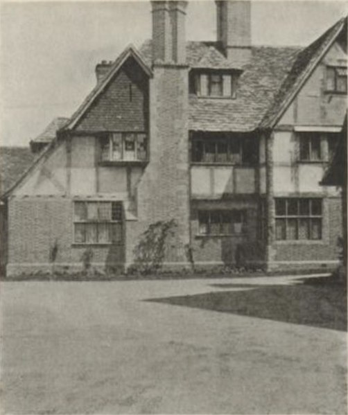 File:Dirry Mor, Gerrard's Cross the kitchen wing.jpg