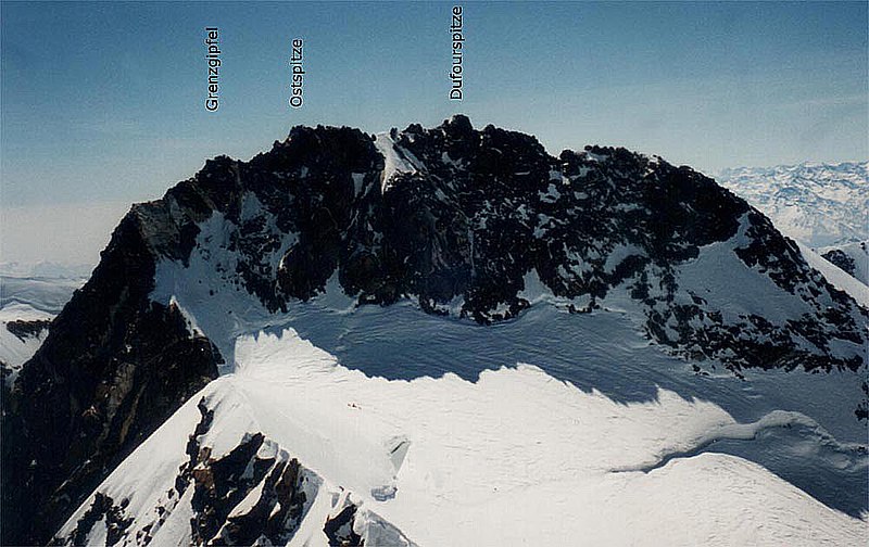 File:DufourspitzeFromNordendAndNames.jpg