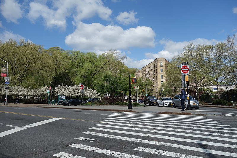 File:Dyckman St Bway Riverside Dr td (2019-04-27) 05 - Greenstreets.jpg