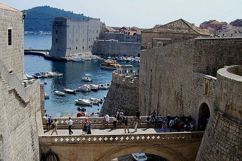 File:Eingang zur Altstadt von Dubrovnik - panoramio.jpg