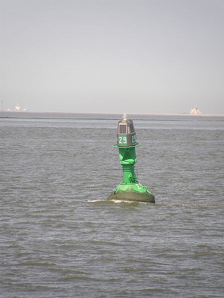 File:Elbe 2010 5 16 (RaBoe).jpg