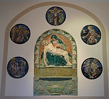 Reliefs "Vierge de Pitié" en céramique sous le porche