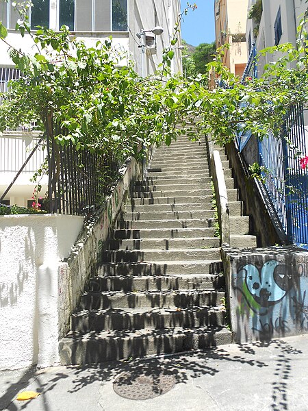Ficheiro:Escadaria na Rua Professor Ortiz Monteiro.jpg