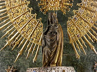 Escultura de la Virgen del Pilar, en la Basílica del Pilar de Zaragoza, España, Spain.jpg