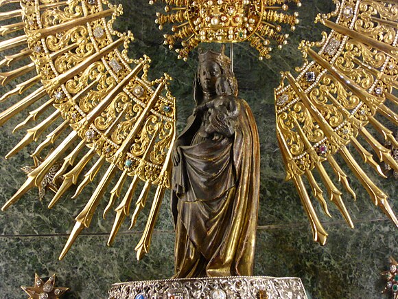 Escultura de la Virgen del Pilar, en la Basílica del Pilar de Zaragoza, España, Spain.jpg