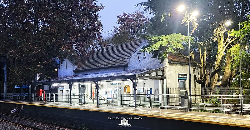 File:Estacion Ranelagh nocturna mayo 2023.jpg