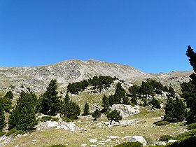 Kilátás a Pic del Sirvent-re az Estany Gran de la Pera épületéből.