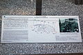 東京水産大学のセミクジラ骨格標本の説明板。右側の写真は極洋丸船上のセミクジラ