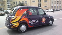 Taxi a Baku con il logo della competizione