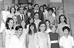 Farah Pahlavi entourée d'étudiants américains en Iran, 1969.