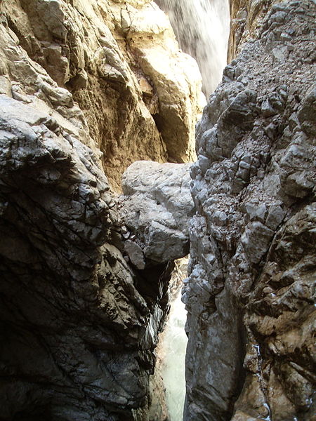 File:Felsbrocken in der Höllentalklamm.JPG