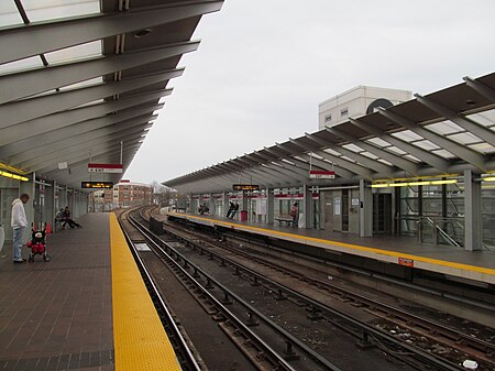 ไฟล์:Fields_Corner_station_platforms.JPG