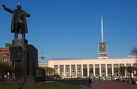 Памятник Ленину на фоне Финляндского вокзала