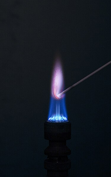 File:Flammenfärbung Caesium (Cs).jpg