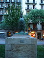 Català: Font del Gall. Pl. del Gall (av. de Roma, amb Casanovas i Villarroel) (Barcelona). Escultor: Frederic Marès. Material: bronze sobre base de pedra. 1925, en l'emplaçament actual des de c. 1958. This is a photo of public art indexed in the cataloge Art Públic of Barcelona (Spain) under the code number 2804-1 (prefixed with territorial id: 08019/2804-1) Object location 41° 23′ 09.2″ N, 2° 09′ 23″ E  View all coordinates using: OpenStreetMap