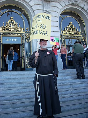 O franciscano Richard Jonathan Cardarelli segura uma placa em apoio ao casamento entre pessoas do mesmo sexo em São Francisco, Estados Unidos