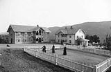 Damer spelar krokket på grasbane ved Frydenlund hotell i Valdres på 1880-talet