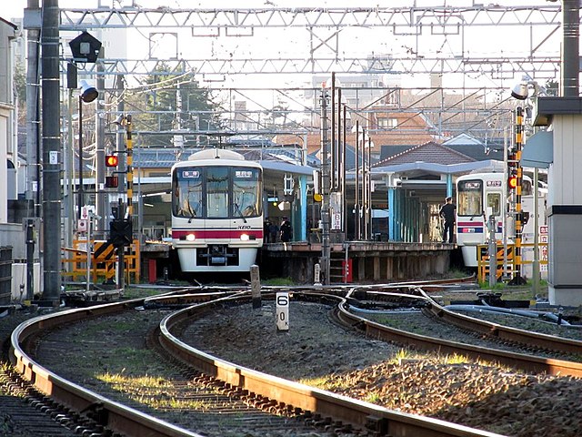 Keiō Line 1,372 mm (4 ft 6 in) gauge tracks