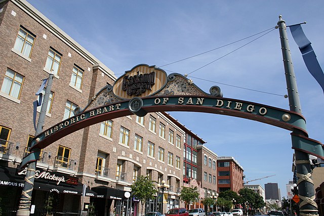 File:Gaslampquarter_San_Diego.jpg