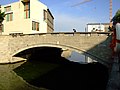 Deutsch: Das Bild zeigt die Eiserne Brücke in Berlin im Bezirk Mitte. Die Brücke überspannt den Kupfergraben und verbindet die Straßen „Hinter dem Gießhaus“ mit der „Bodestaße“.