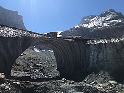 Gletschertor, Stein auf Brücke liegend, mit Schärhorn UR, Schächental, Schweiz Licensing: CC-BY-SA-4.0