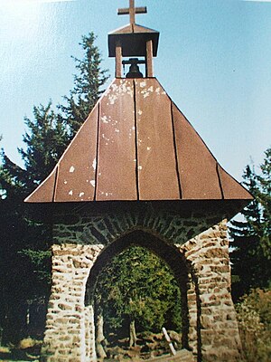 El campanario en honor a los caídos.