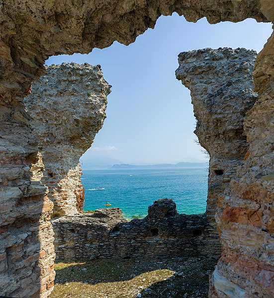 File:Grotte di Catullo F Sirmione.jpg