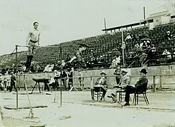 Gymnaste à la barre fixe durant les Championnats des Turners.