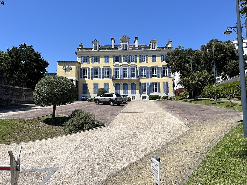 File:Hôtel de Cadaval-Pau-Façade sud.jpg