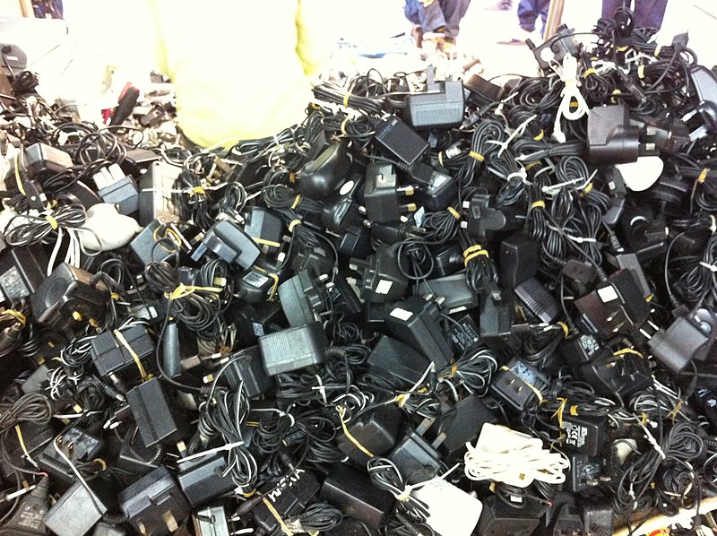 File:HK SSP 深水埗 Sham Shui Po 桂林街 Kweilin Street 鴨寮街 Apliu Street Nov-2013 Second hand market power chargers 01.JPG