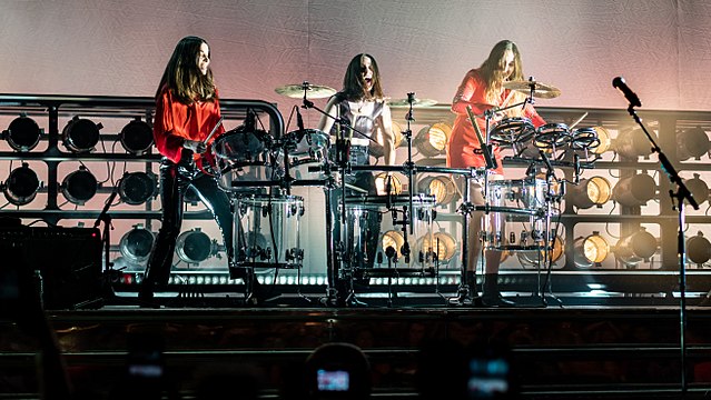 Haim performing in April 2018