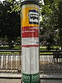 現代的な円柱状をしたオランダのバス停標識 (フェンロー)