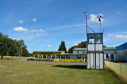 Klein-Tower auf einem Container auf dem Flugplatz Hartenholm
