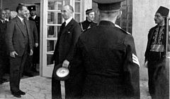 הנציב העליון סיר הרולד מקמייקל מגיע לטקס חנוכת בית החולים 22 בדצמבר 1938