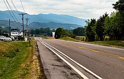 U. S. Route 11W di Lea Springs dengan Meraih Gunung di latar belakang.