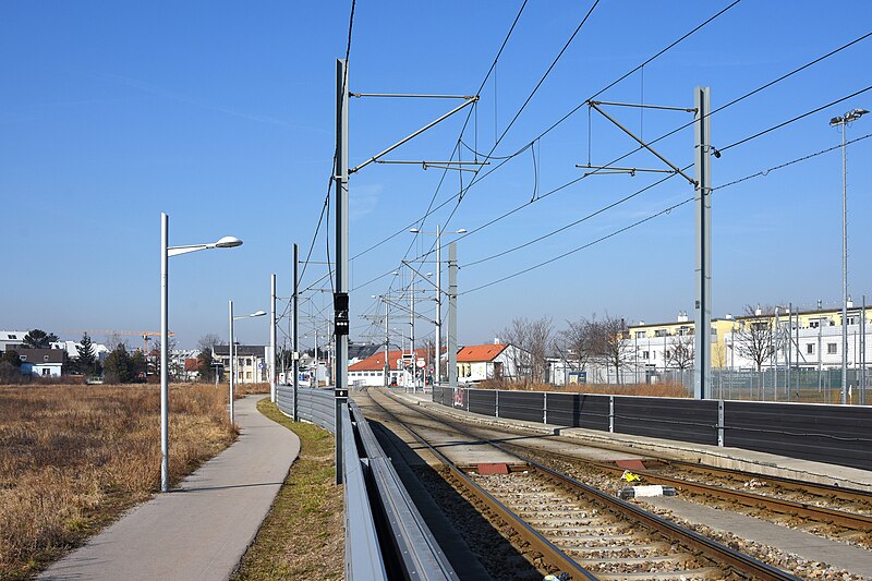 File:Hochstrecke Linie26 Kreuzung Forstnergasse.jpg