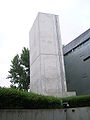 מגדל השואה - מבט מבחוץ. מגדל הבטון מנותק ממבנה המוזיאון העשוי אבץ אולם עומד בצמוד אליו, ומקושר אליו מתחת לקרקע