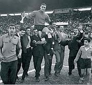 Le lieutenant Hosni Benslimane, gardien de but de l'AS.FAR porté par ses coéquipiers après la finale de la coupe du Trône