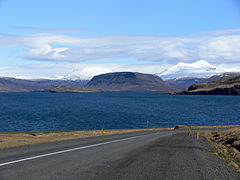 Hvalfjörður. A gauche Hvalfell (de), au milieu Múlafjall (bukid sa Islandya, Höfuðborgarsvæði) (ceb), à droite Botnssúlur.