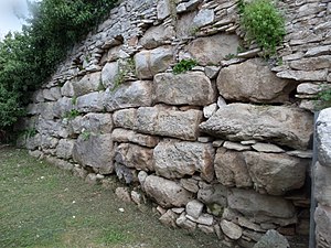 Megalitski blokovi u dnu zida kaštela Radojković