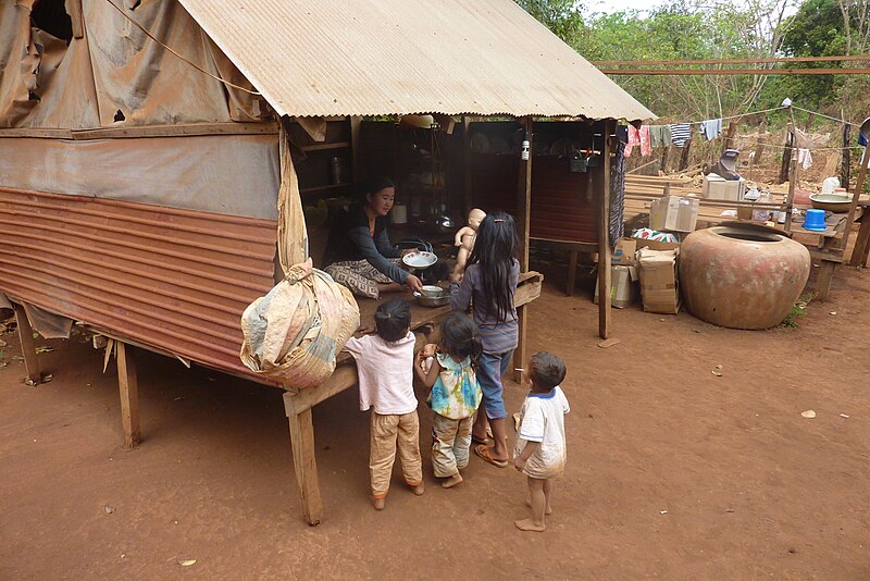 File:In Village Kachanh bei Family Thong 029.JPG