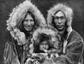 Familieportret van een Inupiaq moeder, vader en zoon in Noatak, Alaska omstreeks 1929.