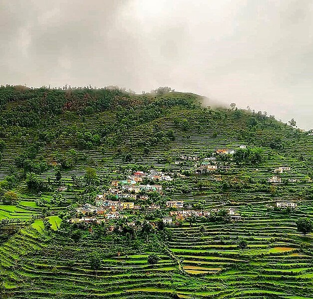 File:Isoti Village in Pauri Garhwal.jpg