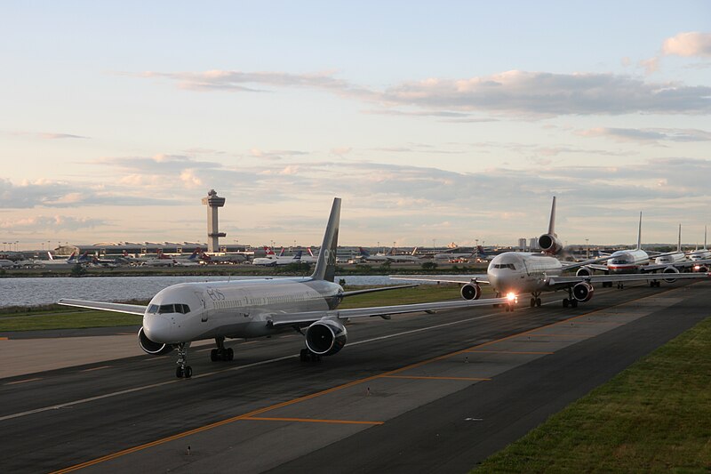 File:JFK Plane Queue.jpg