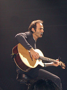 ژان-ژاک گلدمن در حال اجرای برنامه در «سالن سرپوشیده پاریس»، مه ۲۰۰۲ میلادی