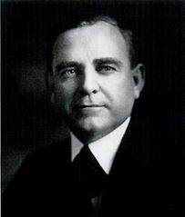 Джон Маккарл[англ.], окончил колледж в 1903, 1-й Генеральный контролёр США[англ.].