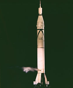 O Juno I lanzador do Explorer 1, nos momentos previos á engalaxe.